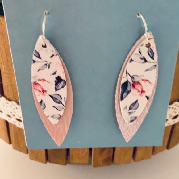 Earrings made of faux leather. - Picture 4 of 7